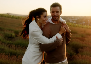 Hande Erçel ve Barış Arduç'u üçüncü kez bir araya getiren Aşk ve Gözyaşı dizisinden ilk tanıtım yayınlandı