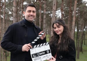 Çağlar Ertuğrul ve Derya Pınar Ak’tan ilk kare! Çirkin dizisi sete çıktı!