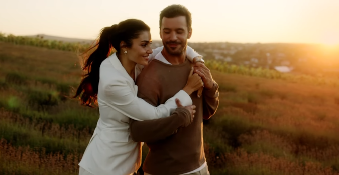 Hande Erçel ve Barış Arduç'u üçüncü kez bir araya getiren Aşk ve Gözyaşı dizisinden ilk tanıtım yayınlandı