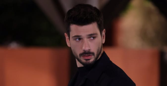 Yeni sezonda yayınlanması beklenen Hudutsuz Sevda dizisi ani bir kararla iptal edildi
