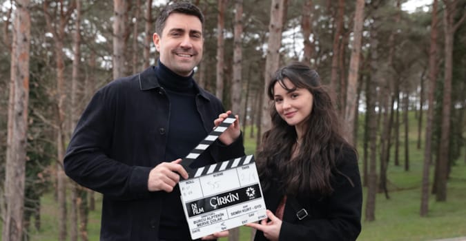 Çağlar Ertuğrul ve Derya Pınar Ak’tan ilk kare! Çirkin dizisi sete çıktı!