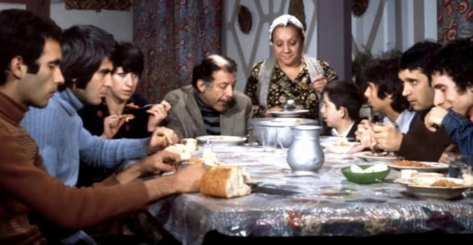 Yeşilçam'ın efsane filmi Bizim Aile televizyon dizisine uyarlanıyor
