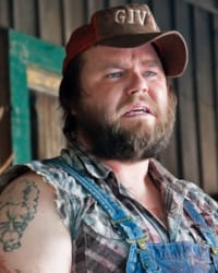 Tyler Labine'nin fotoğrafı.