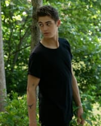 Hero Fiennes Tiffin'in fotoğrafı.