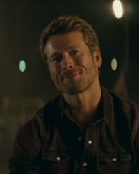 Glen Powell'in fotoğrafı.