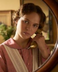 Odessa Young'un fotoğrafı.