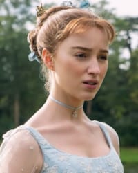 Phoebe Dynevor'un fotoğrafı.