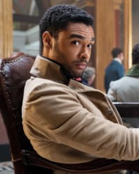 Rege-Jean Page'nin fotoğrafı.