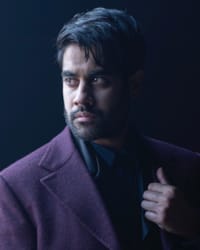 Sacha Dhawan'ın fotoğrafı.