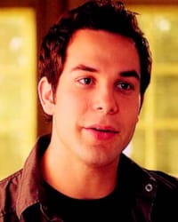 Skylar Astin'in fotoğrafı.