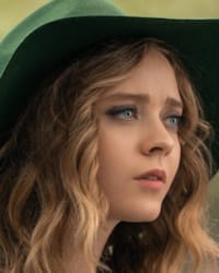 Madeleine Arthur'un fotoğrafı.