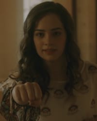 Mary Mouser'in fotoğrafı.