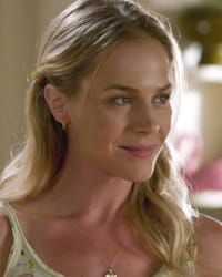 Julie Benz'in fotoğrafı.