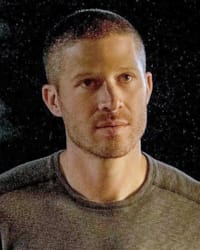 Zach Gilford'un fotoğrafı.