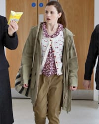 Louise Brealey'in fotoğrafı.