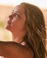 Rebecca Breeds'in fotoğrafı.