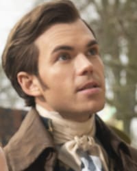 Luke Newton'un fotoğrafı.