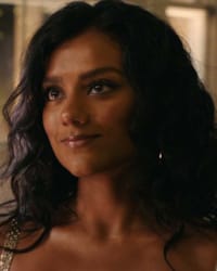 Simone Ashley'in fotoğrafı.