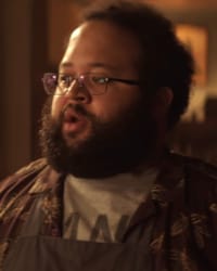 Zach Cherry'in fotoğrafı.