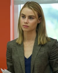 Lucy Fry'un fotoğrafı.