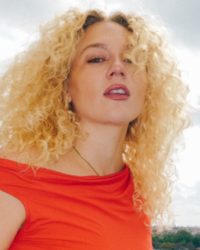 Kat Cunning'in fotoğrafı.