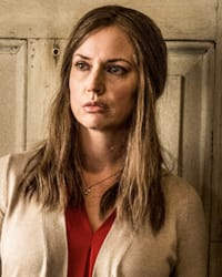 Julie Ann Emery'in fotoğrafı.