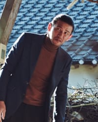 Hwang Jung-min'in fotoğrafı.