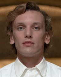 Jamie Campbell Bower'in fotoğrafı.
