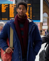 Alfred Enoch'un fotoğrafı.