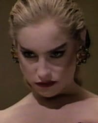 Amanda Wyss'ın fotoğrafı.