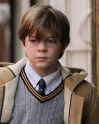 Oakes Fegley'in fotoğrafı.