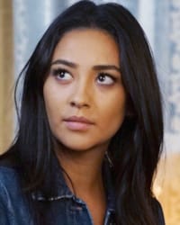 Shay Mitchell'in fotoğrafı.