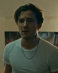 Lewis Pullman'ın fotoğrafı.